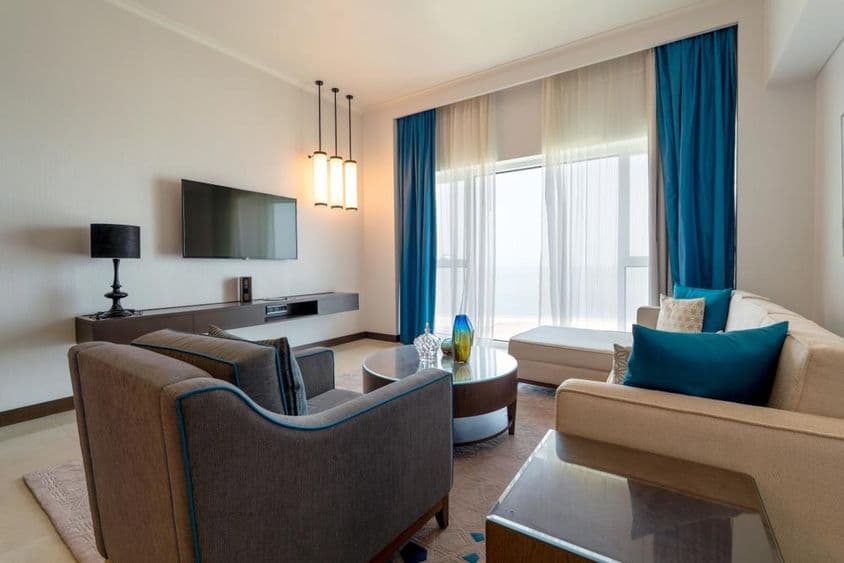 यूएई, अबू धाबी, एक आधुनिक लिविंग रूम का इंटीरियर।