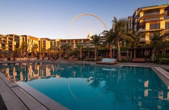 दुबई के सीज़र पैलेस ब्लूवाटर्स होटल में पूल।