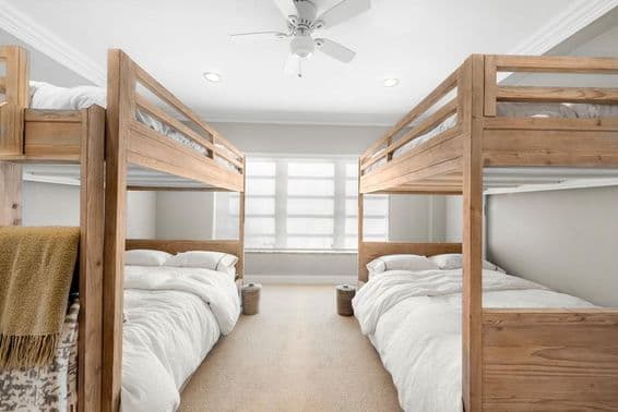 बंक बेड के साथ कमरा।