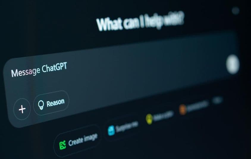 लैपटॉप स्क्रीन पर चैटजीपीटी।