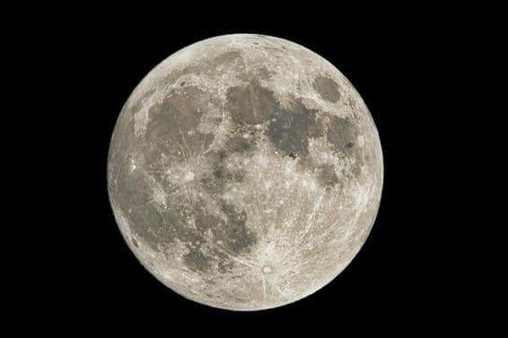 आकाश में पूर्ण चंद्रमा।