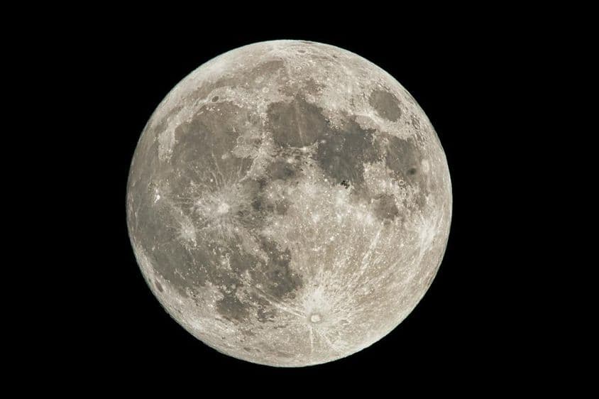 आकाश में पूर्ण चंद्रमा।