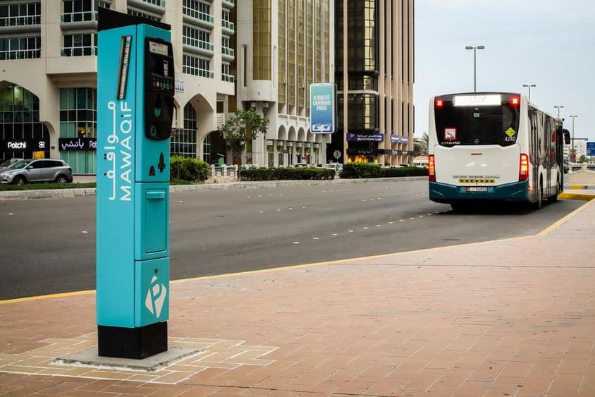 यूएई की राजधानी में मवाकिफ पार्किंग टिकट प्रिंटर।