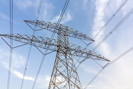 उच्च वोल्टेज ट्रांसमिशन लाइन्स और बादल।