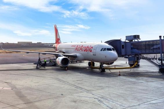 ओमान एयर अरबिया A6-AUB विमान, अबू धाबी हवाई अड्डे पर रनवे पर एयरबस A320।