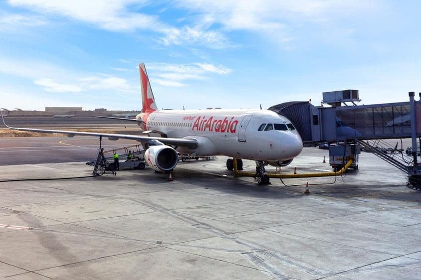 ओमान एयर अरबिया A6-AUB विमान, अबू धाबी हवाई अड्डे पर रनवे पर एयरबस A320।