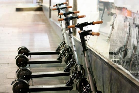 होप कंपनी से किराए पर लिए गए सिल्वर/ग्रे इलेक्ट्रिक स्कूटर।