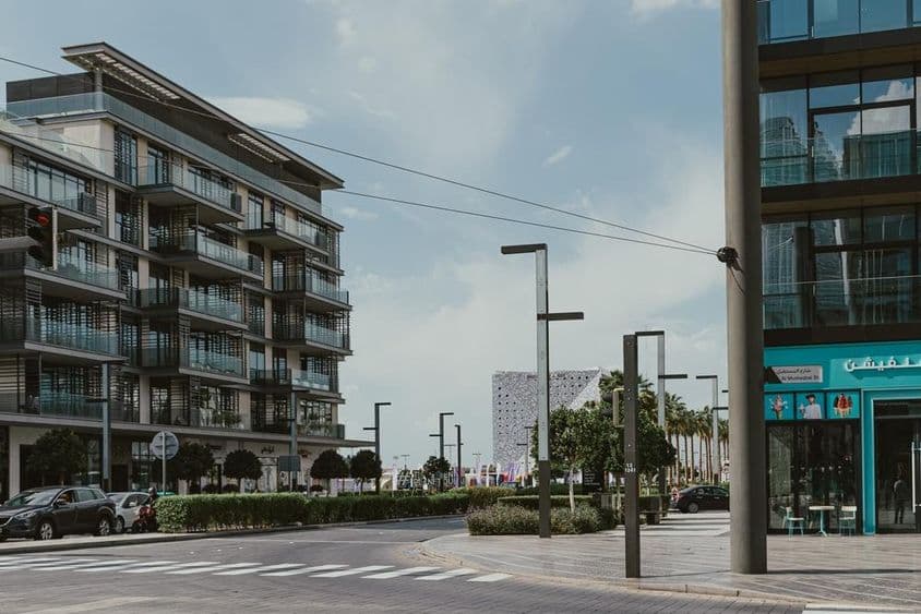 दुबई सिटी वॉक पर अल मुस्तकबल स्ट्रीट का सड़क दृश्य, आधुनिक अपार्टमेंट के साथ।