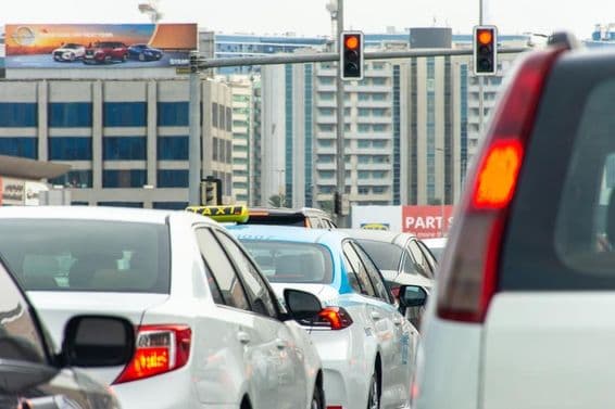 दुबई शहर में ट्रैफिक जाम।