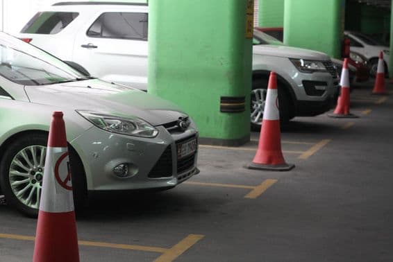 अबू धाबी में पार्किंग स्थल।