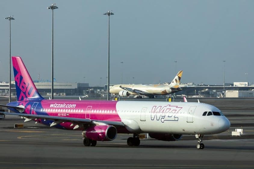 अबू धाबी अंतरराष्ट्रीय हवाई अड्डे के रनवे पर Wizz Air विमान।