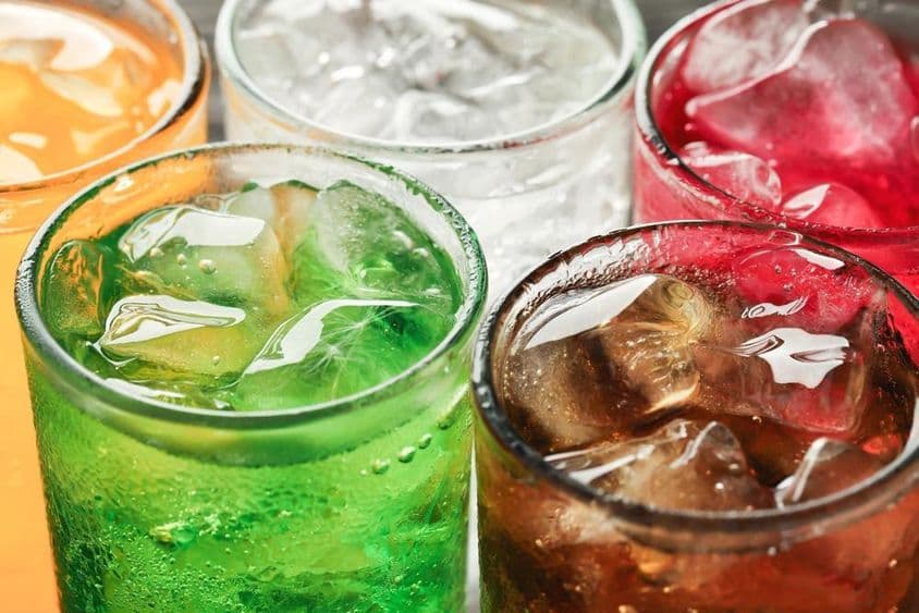 उच्च शुगर सामग्री सोडा के साथ मिश्रित सॉफ्ट ड्रिंक।