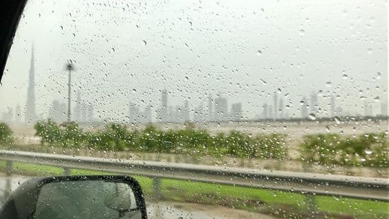 दुबई में वर्षा के दौरान बुर्ज खलीफा।