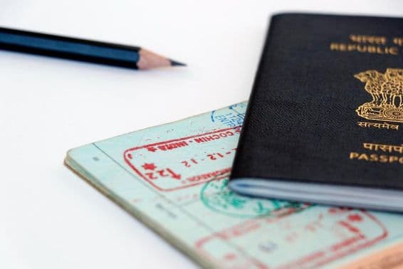 संयुक्त अरब अमीरात और भारतीय आधिकारिक मुहरें पासपोर्ट पृष्ठ पर, अरबी और हिंदी में।