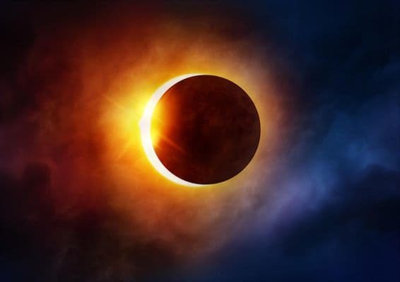 सूर्य के सामने चाँद आने से सौर ग्रहण दृष्टिगोचर होता है।
