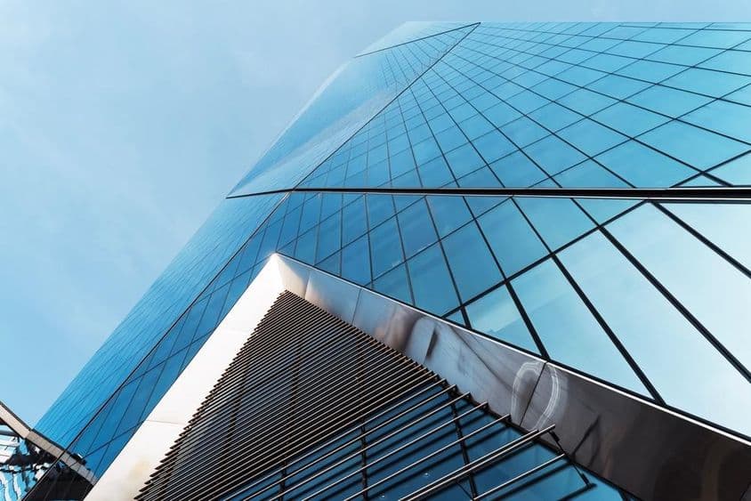 दुबई के एक कार्यालय भवन का सड़क के सामने का दृश्य।