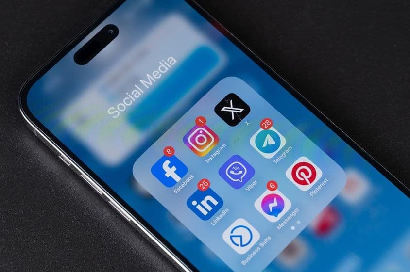 स्मार्टफोन पर iPhone मेनू में सोशल मीडिया ऐप।