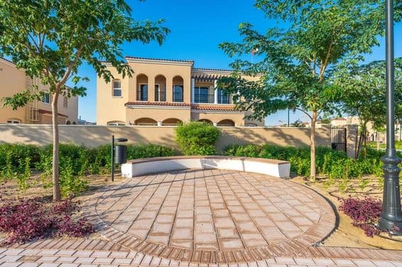 दुबई लैंड में सेरीना विला समुदाय में बच्चों का खेल का मैदान और खेल क्षेत्र।