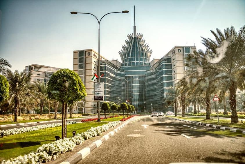 दुबई अकादमिक सिटी के केंद्र में सिलिकॉन ओएसिस इमारतें