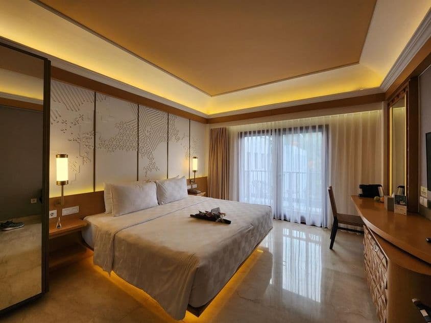 लक्जरी होटल का कमरा, आधुनिक क्लासिक शैली, आरामदायक माहौल।
