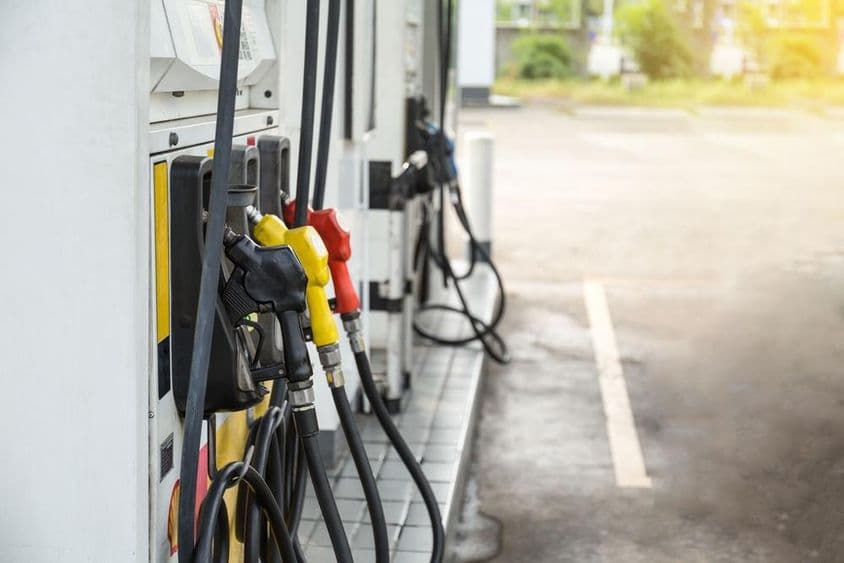 दुबई के एक गैसो स्टेशन पर ईंधन पंप।