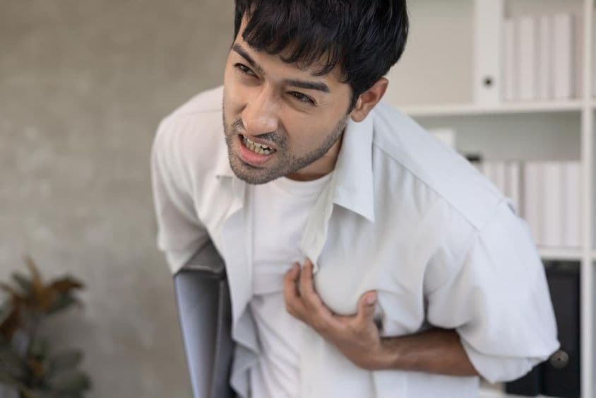 दिल के दौरे से संबंधित छाती के लक्षण।