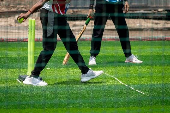 महिला क्रिकेट मैच का एक्शन।