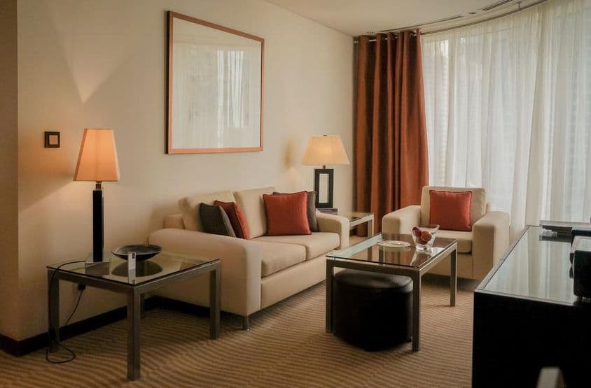 दुबई अपार्टमेंट का आधुनिक और उज्ज्वल इंटीरियर।