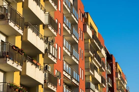 रंगीन मुखौटे के साथ दुबई का रिहायशी भवन।