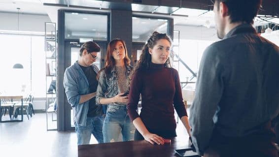 लोग कतार में खड़े हैं।