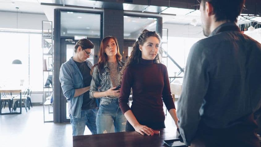 लोग कतार में खड़े हैं।