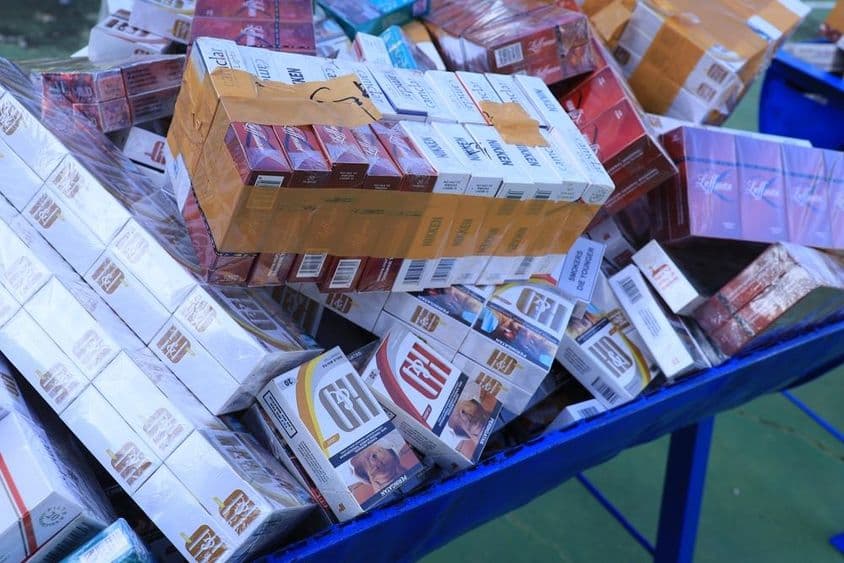 कब्जे में लिए गए अवैध सिगरेट।