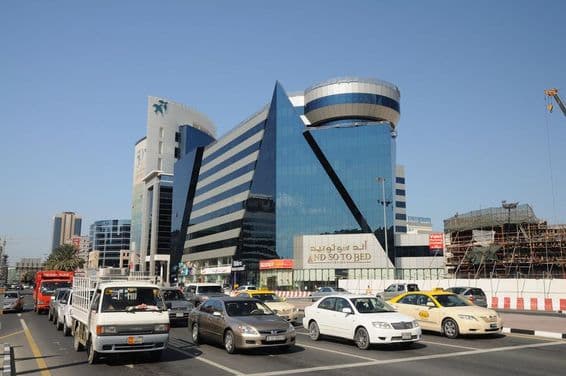 दुबई के आधुनिक शहर क्षेत्र का सड़क दृश्य।