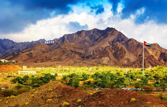 हजार पर्वतों में हत्ता शहर का स्वागत करता चिह्न