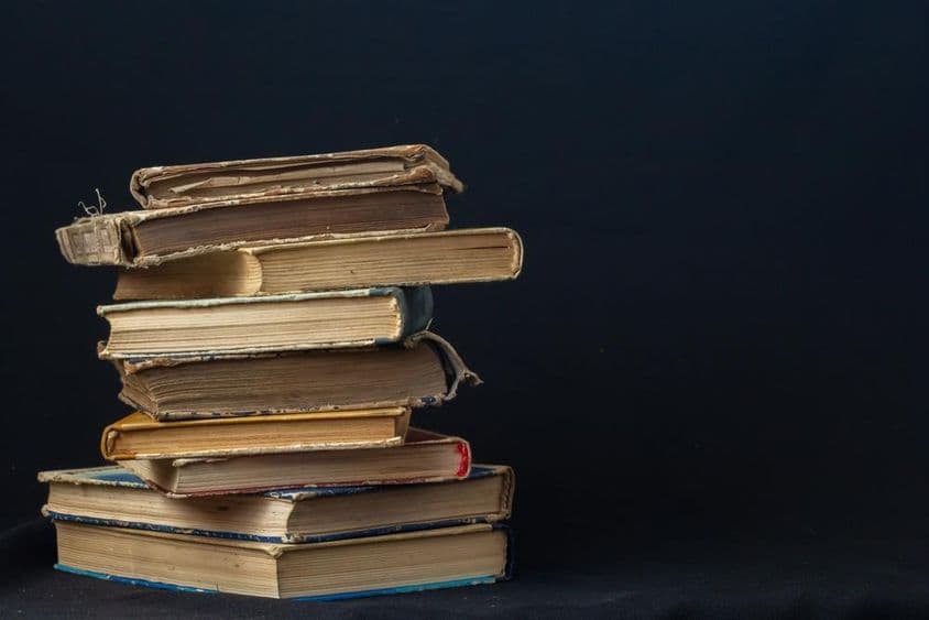 हार्डकवर पुरानी किताबों का ढेर।