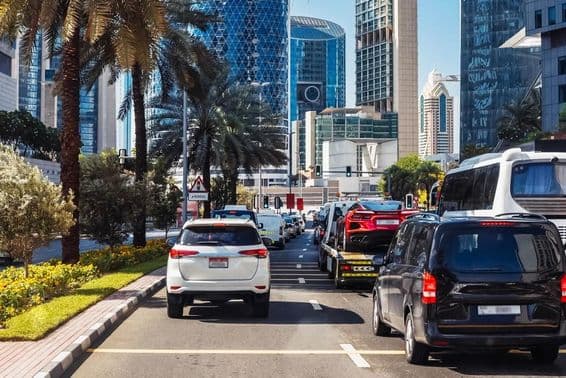 दुबई शहर की सड़कों पर वाहन।