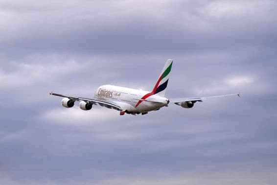 एमिरेट्स एयरबस A380-861, रजिस्ट्रेशन A6-EEY, यात्री विमान।