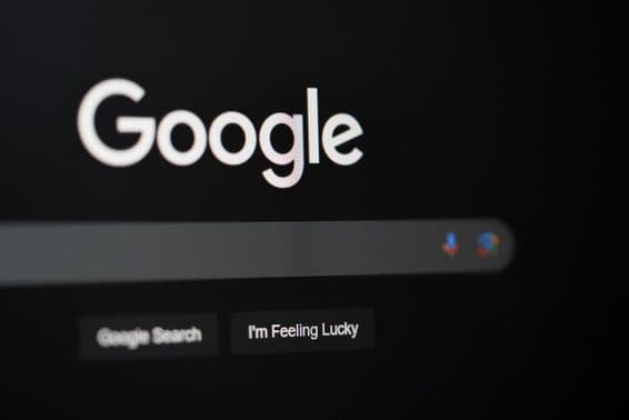 दुबई में कंप्यूटर स्क्रीन पर Google खोज