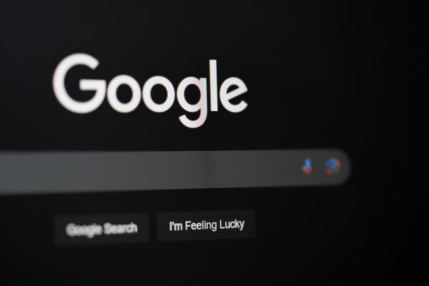 दुबई में कंप्यूटर स्क्रीन पर Google खोज