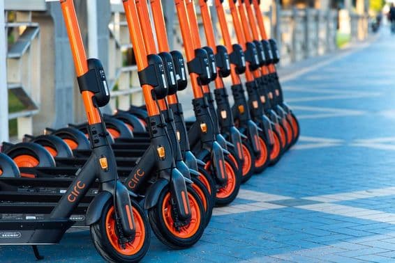 अबू धाबी के संरक्षिका में सर्क ई-स्कूटर किराये पर।