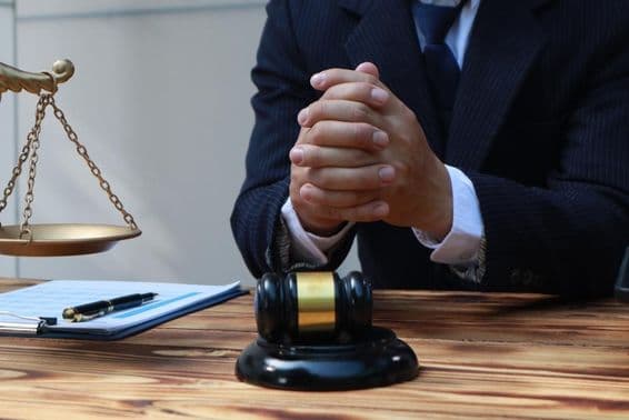 वकील कानूनी सलाह दे रहा है।