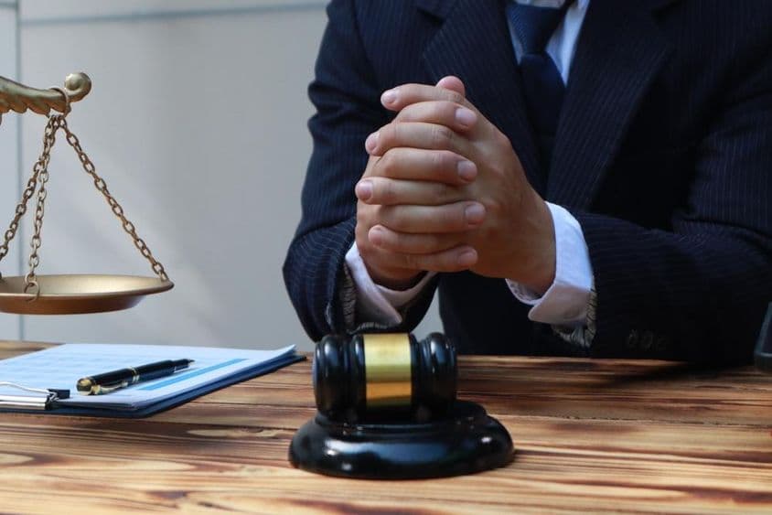 वकील कानूनी सलाह दे रहा है।