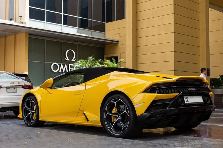 दुबई मॉल में पार्क की गई पीली लेम्बोर्गिनी ह्यूराकन ईवो स्पाइडर।