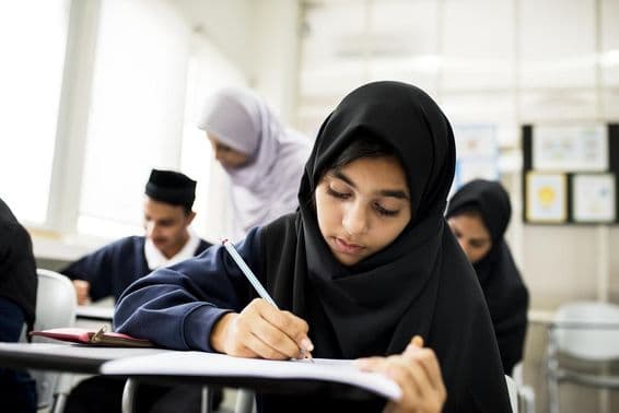 स्कूल के कक्षा में मुस्लिम बच्चे।