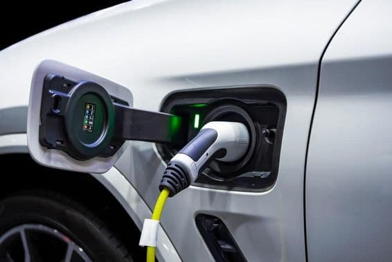 बिजली के वाहन से जुड़ी शक्ति केबल।