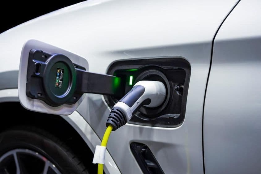 बिजली के वाहन से जुड़ी शक्ति केबल।