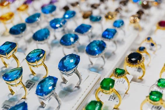 दुबई के सोने के बाजार में मणि-जड़े हुए अंगूठियां।
