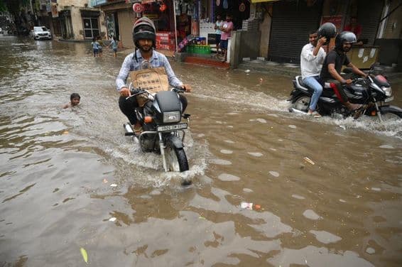 भारत में भारी बारिश और बाढ़ जैसी स्थिति।