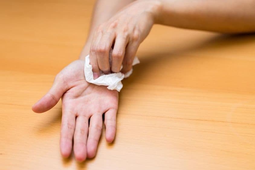 महिला पसीने से भरे हाथों से परेशान