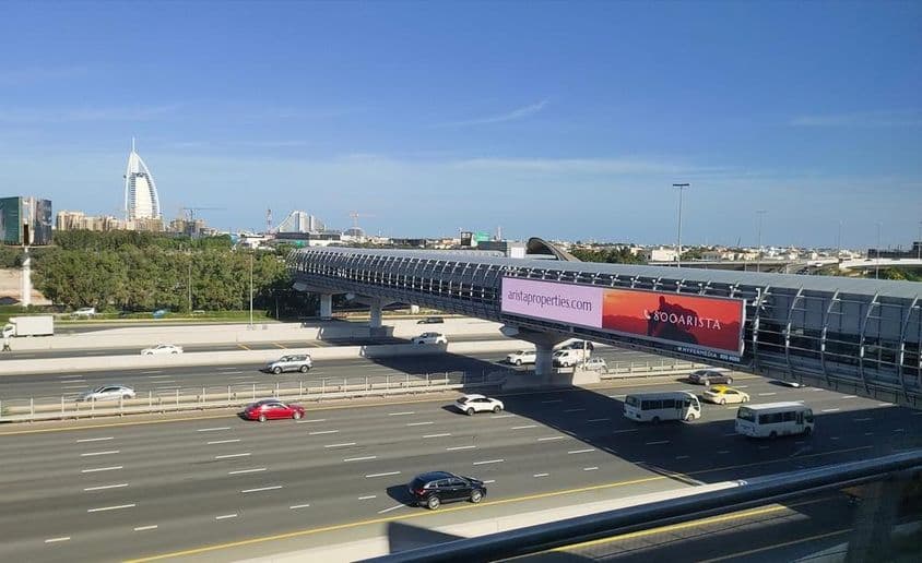 दुबई सड़क, बड़ा सड़क किनारे बाहरी विज्ञापन